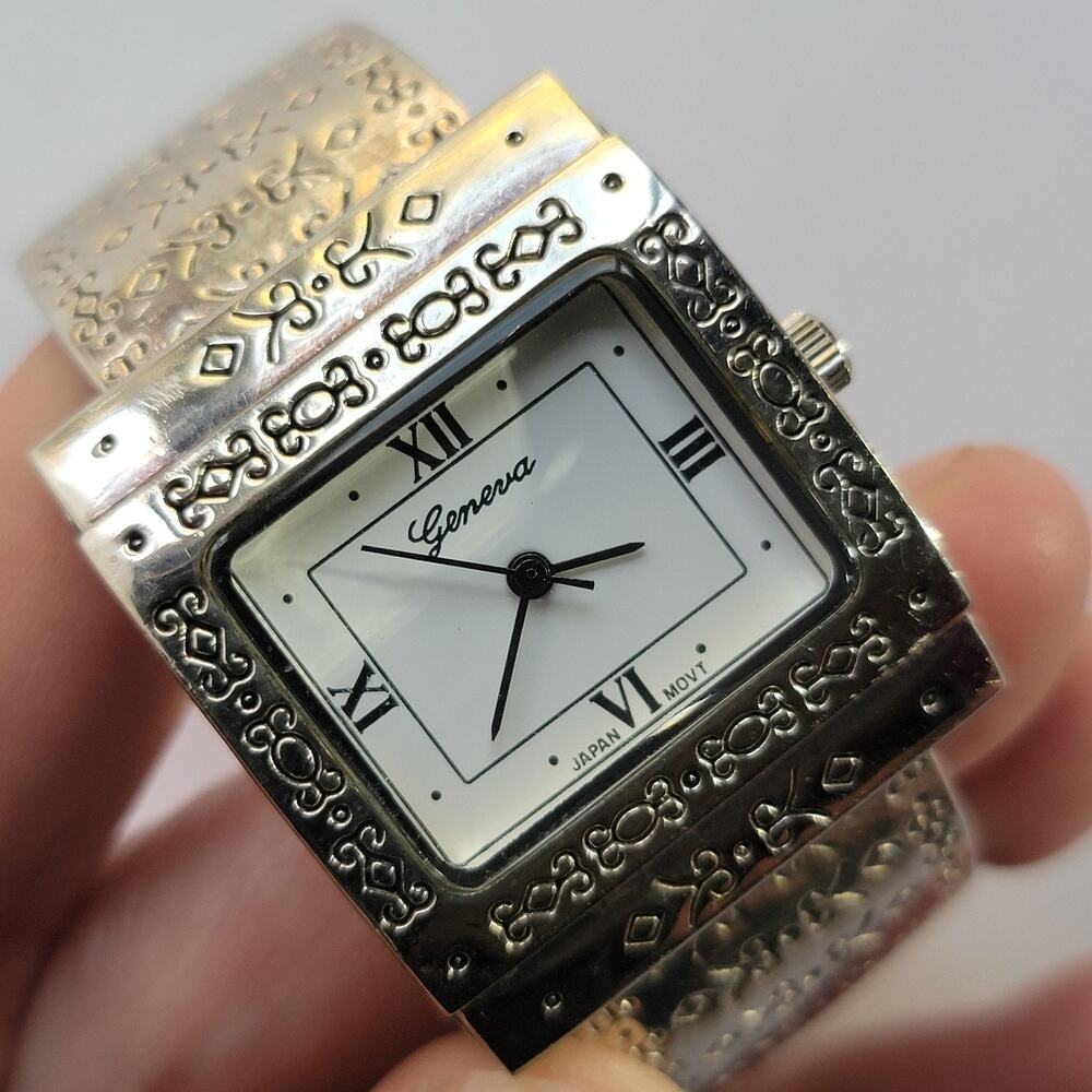 Vintage Geneva Platinum 5224 Womens Watch White Dial Silver Case Bangle Quartz